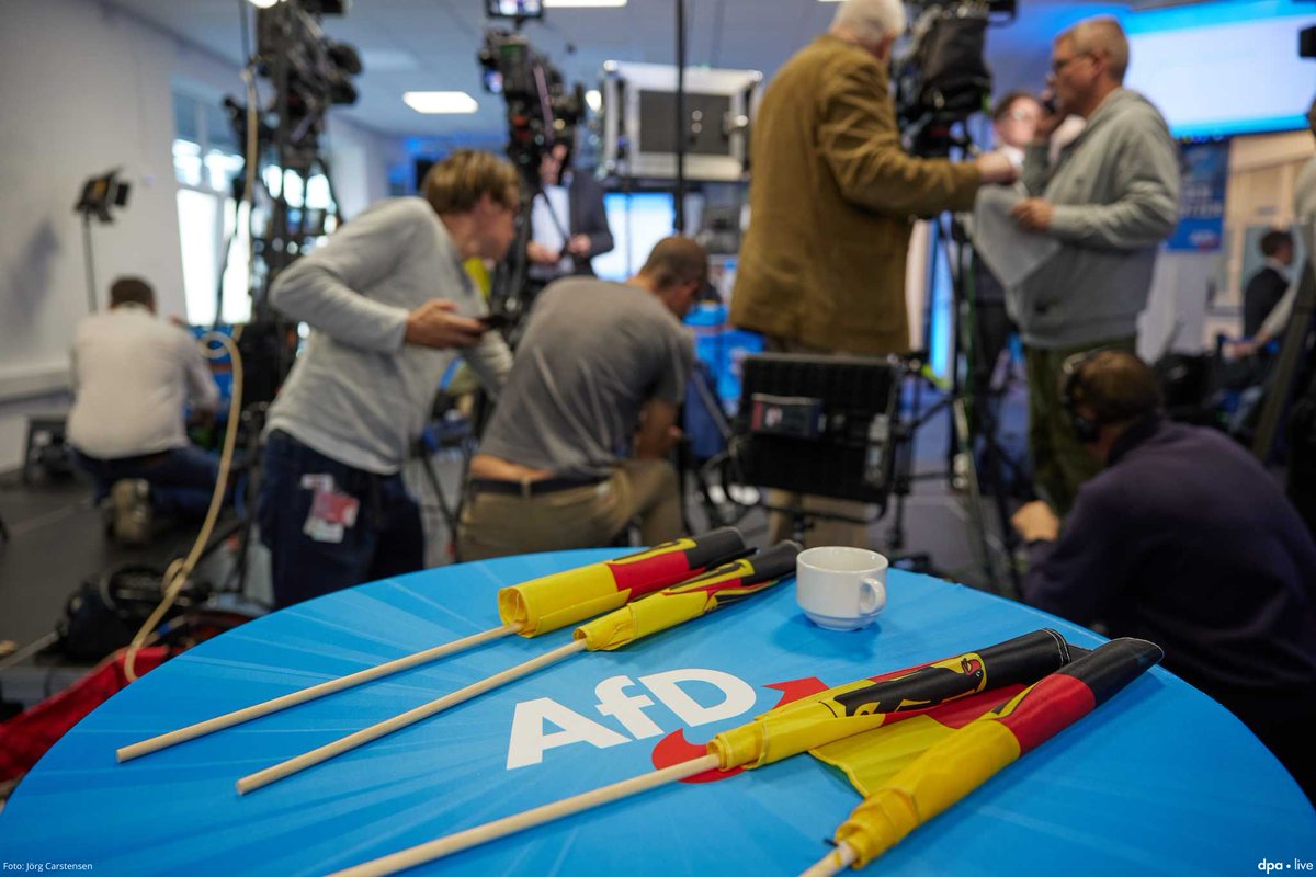 🔴LIVEBLOG #AfD wird nach ARD-Hochrechnung bei #Europawahl im Osten stärkste Kraft +++ Alle Infos rund um die #Europawahl 👉pnp.de/nachrichten/po… <a href="/dpa/">dpa</a> via <a href="/pnp/">Passauer Neue Presse</a>