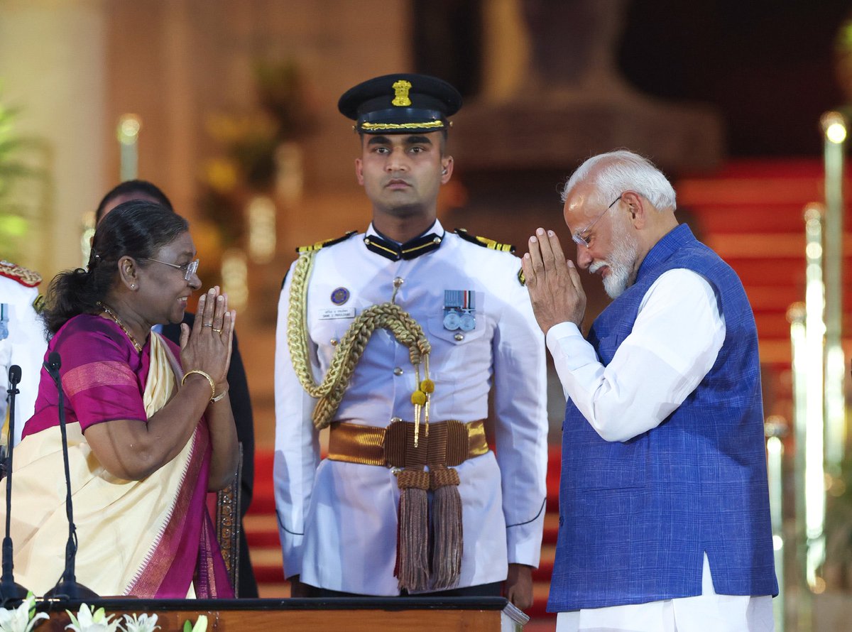 dpradhanbjp's tweet image. देश के लोकप्रिय जननेता आदरणीय श्री @narendramodi जी को भारत के प्रधानमंत्री के रूप में लगातार तीसरी बार शपथ ग्रहण करने पर हार्दिक शुभकामनाएं। यह ऐतिहासिक क्षण प्रत्येक देशवासी को गर्व से भरने वाला है। 

मोदी 3.0 के मंत्री परिषद में शपथ लेने वाले NDA के सभी सांसद साथियों को भी…