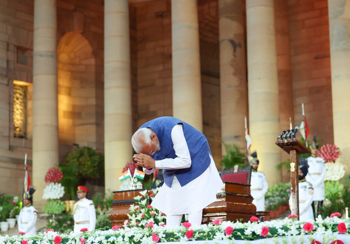 dpradhanbjp's tweet image. देश के लोकप्रिय जननेता आदरणीय श्री @narendramodi जी को भारत के प्रधानमंत्री के रूप में लगातार तीसरी बार शपथ ग्रहण करने पर हार्दिक शुभकामनाएं। यह ऐतिहासिक क्षण प्रत्येक देशवासी को गर्व से भरने वाला है। 

मोदी 3.0 के मंत्री परिषद में शपथ लेने वाले NDA के सभी सांसद साथियों को भी…
