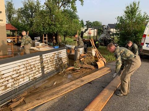Bundesheerbauer's tweet photo. Das #Bundesheer hilft in Oberschützen, Burgenland https://t.co/LN6x0rziOM
