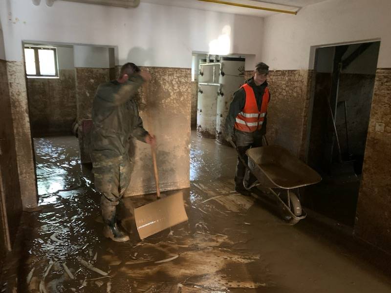 Bundesheerbauer's tweet photo. Das #Bundesheer hilft in Oberschützen, Burgenland https://t.co/LN6x0rziOM