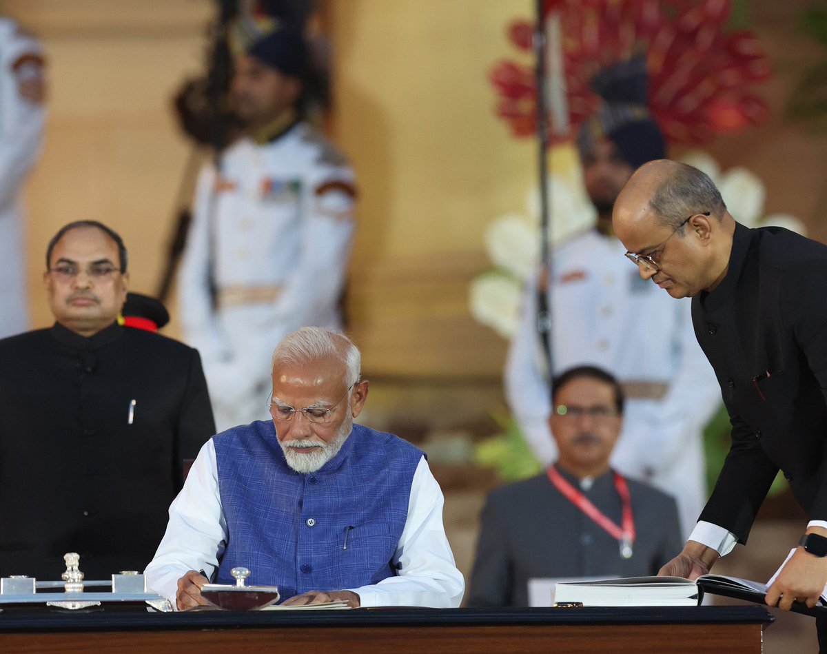 arvindvnsingh's tweet photo. भारतवर्ष का सौभाग्य है कि श्री नरेंद्र मोदी जी जैसे कर्मयोगी और महान राष्ट्र भक्त ने लगातार तीसरी बार प्रधानमंत्री का पद भार ग्रहण किया है। 
राष्ट्र के जन जन को विश्वास है कि भारत अगले पाँच वर्षों में श्री @narendramodi जी के नेतृत्व ने विकास की नई बुलंदियों को स्पर्श करेगा। https://t.co/vUQQwXHDQZ