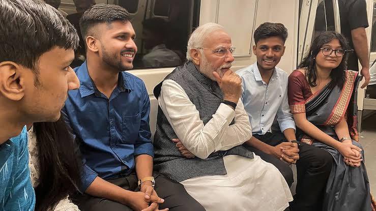 RahatAliWarsi_'s tweet photo. श्री @narendramodi जी को लगातार तीसरी बार भारत के प्रधानमंत्री के रूप में शपथ लेने की बहुत-बहुत बधाई।

भारत वासियों को आशा हैं कि मोदी जी के नेतृत्व में NDA सरकार युवाओं और महिलाओं को सशक्त बनाने के साथ-साथ गरीबों और किसानों के उत्थान के लिए कटिबद्ध रहेगी https://t.co/IYlMcAflIu