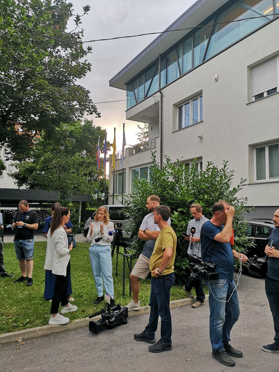 Predstavniki sedme sile se zbirajo na sedežu SDS na Trstenjakovi. <a href="/24ur_com/">24ur.com</a>