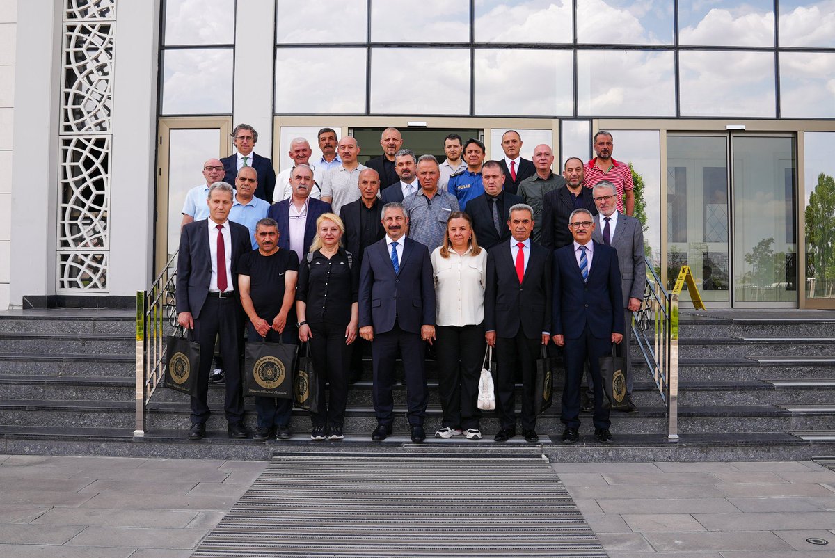 dilekmekci's tweet photo. Ankara İl Emniyet Müdürü Engin Dinç giderek daha kötü görünür oldu…
Sanırım geceleri uyuyamıyor…
#EnginDinç #KorayÖner #MilliDamar https://t.co/LKjETP8UAY