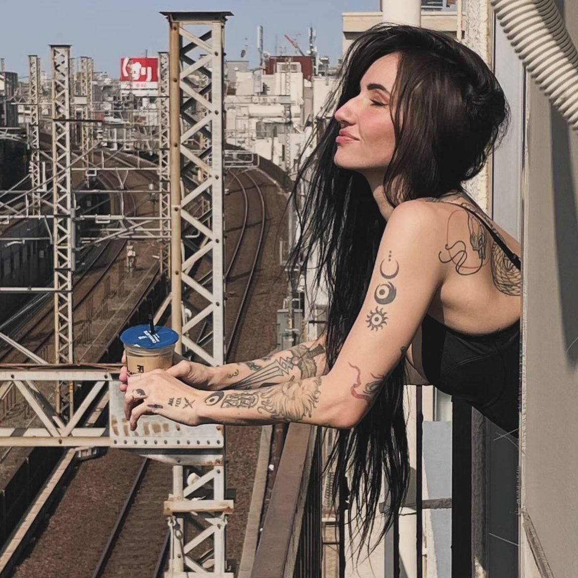 romary  “RAV” arto vers 
             21+. mdni. they/them.   
            s̵o̵l̵o̵ ̵m̵u̵s̵i̵c̵i̵a̵n̵. tattooer. traveller.

if it could kill me, would you let it?