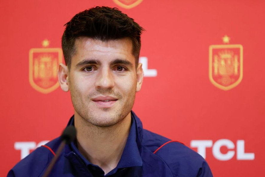 CausticVCF's tweet photo. 𝐌𝐎𝐑𝐀𝐓𝐀

Este cabeza buque es el 4º máximo goleador de la historia de la selección y cada vez que lo veo jugar falla 3 goles a puerta vacía. No me salen las cuentas.

Donde no falla es en la cama, 31 años y más hijos que la Preysler, espero que ninguno quiera ser futbolista. https://t.co/0t6cdRQ23F