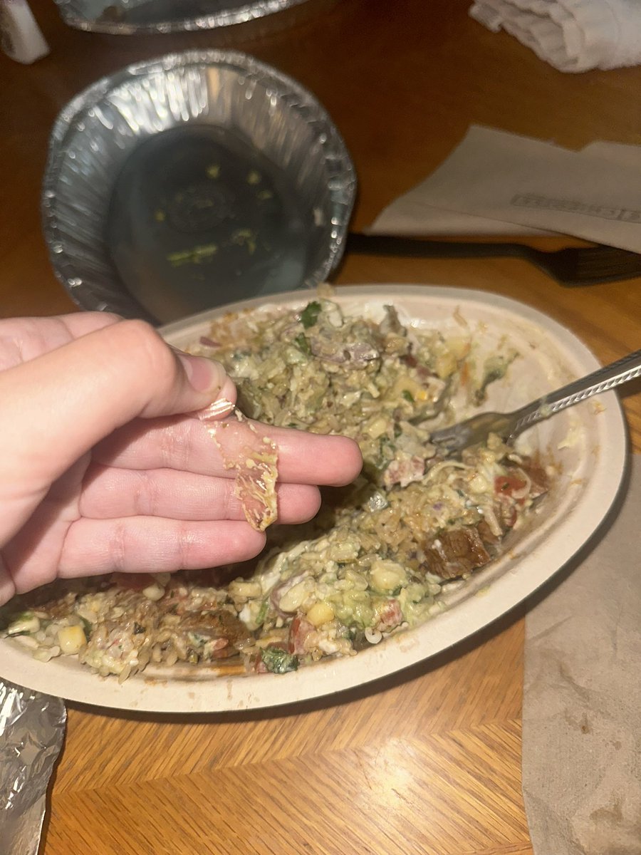 itsemily077's tweet photo. @ChipotleTweets why am I always getting plastic in my food 😭 https://t.co/XBpEye6BQD