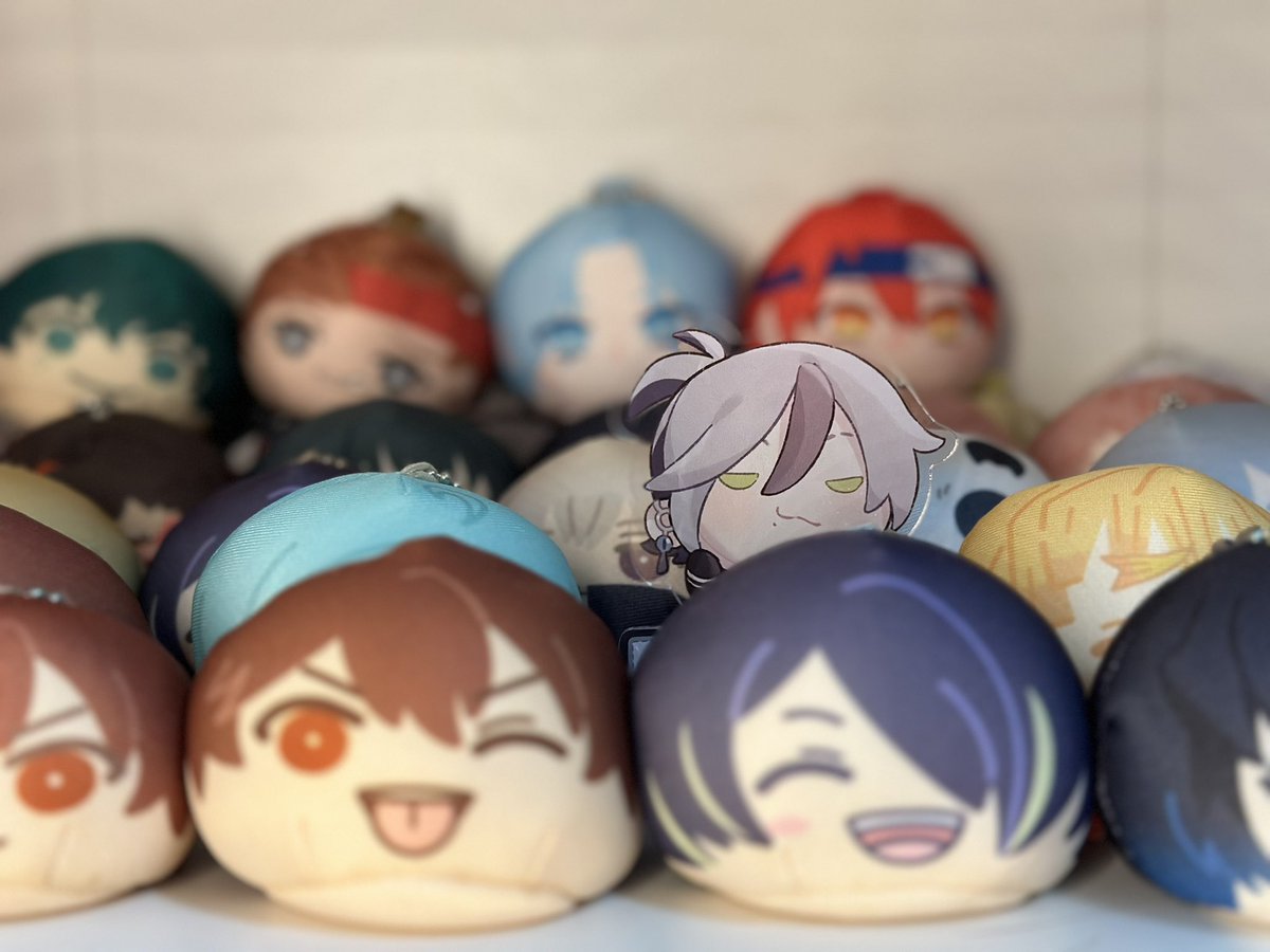 整理房間Day2
終於有空位把饅頭都拿出來
然後有人臉長得很像饅頭
欸嘿XD

明天剩原創本本跟BL商業誌了……
結束剛好回台北🤪
都老妹，一堆書都沒包書套我要花轟
至少60本

今天邊整理老妹邊問我
「老姊…你說我們買這些東西有沒有10萬塊……？」
「有…吧……」