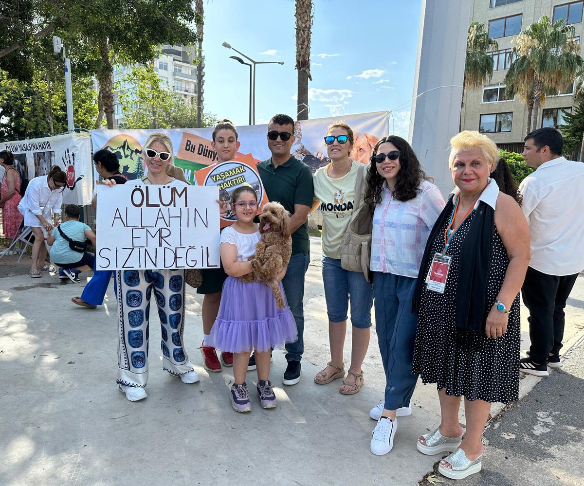 MersinBarosu's tweet photo. Sokak hayvanlarının uyutulması için hazırlanan yasa tasarısına tepki göstermek amacıyla, Mersin Barosu ile çeşitli sivil toplum örgütlerinin iş birliğinde “Esarete, toplamaya, ölüme, hayır” Mersin Mitingi düzenlendi.

Detaylar link: https://t.co/kOhXRDLGfw https://t.co/aWGM2GTMcx