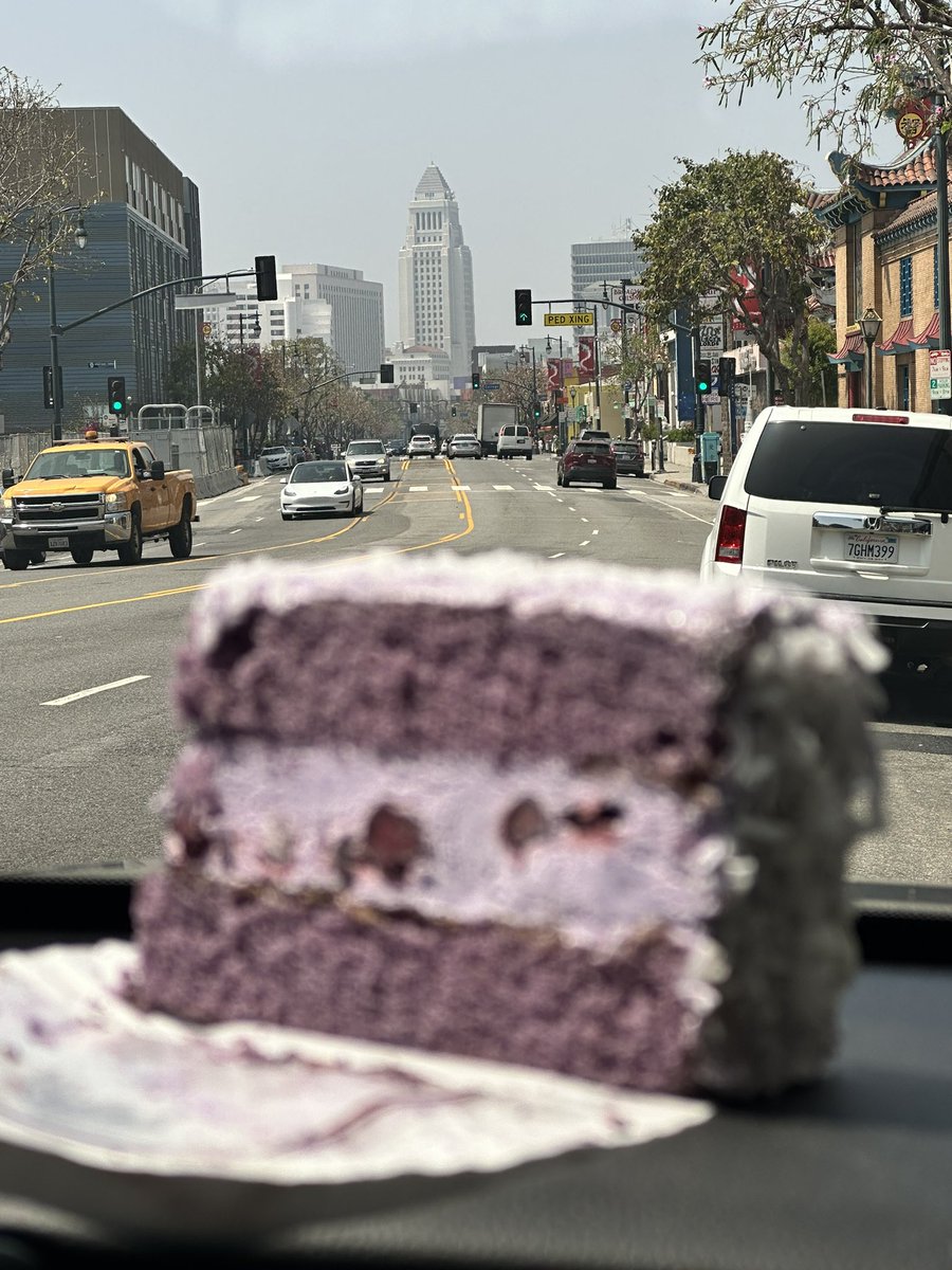 shelbygrad's tweet photo. 🚗🍔🍕🥤🍰🚙 I have a confession — I eat while driving in LA.  Not just that but ive turned it into an art — burgers, chicken, pizza and even ribs. But this blueberry cake might be my downfall. https://t.co/xFYPQKLjqi https://t.co/mzRnOBPauO
