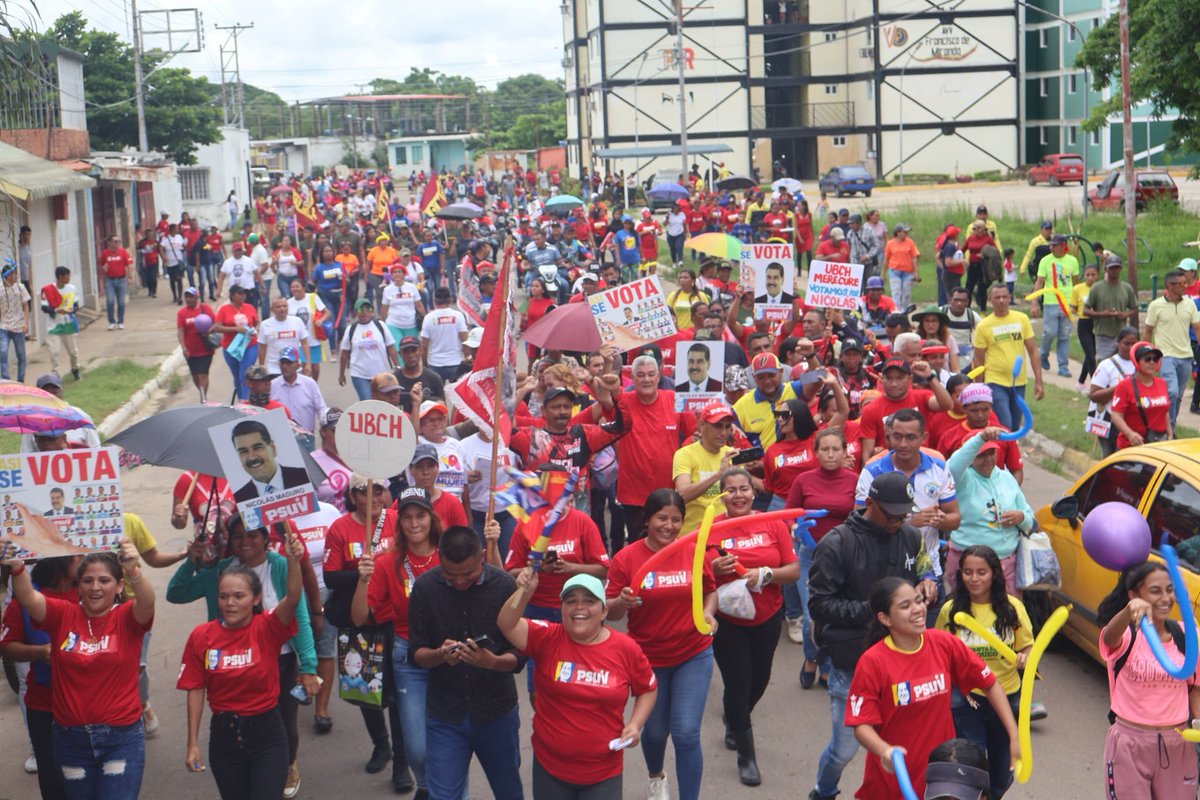 PSUVEnApure's tweet photo. Biruaca 
Desde santa Rufina la dirigencia del PSUV realizaron Alegre y contundente recorrido casa por casa con la gente en una movilización que motiva a seguir organizando y activando el voto popular construyendo la victoria del pdte. @NicolasMaduro el 28 de Julio
#Venezuelax10 https://t.co/iS1hZ7MPqY