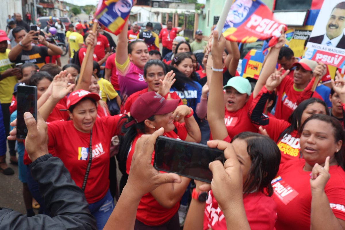 Biruaca 
Desde santa Rufina la dirigencia del PSUV realizaron Alegre y contundente recorrido casa por casa con la gente en una movilización que motiva a seguir organizando y activando el voto popular construyendo la victoria del pdte. <a href="/NicolasMaduro/">Nicolás Maduro</a> el 28 de Julio
#Venezuelax10