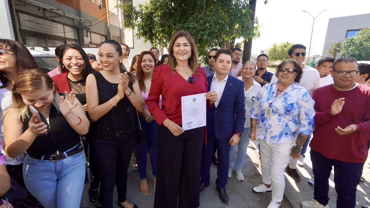 Nora_Ruvalcaba's tweet photo. Hoy recibí la constancia de senadora electa. Al pueblo de Aguascalientes le digo, gracias, no les voy a fallar. 
¡Seguiremos haciendo historia!🫶🏽✨ https://t.co/mhwNXvsjdV