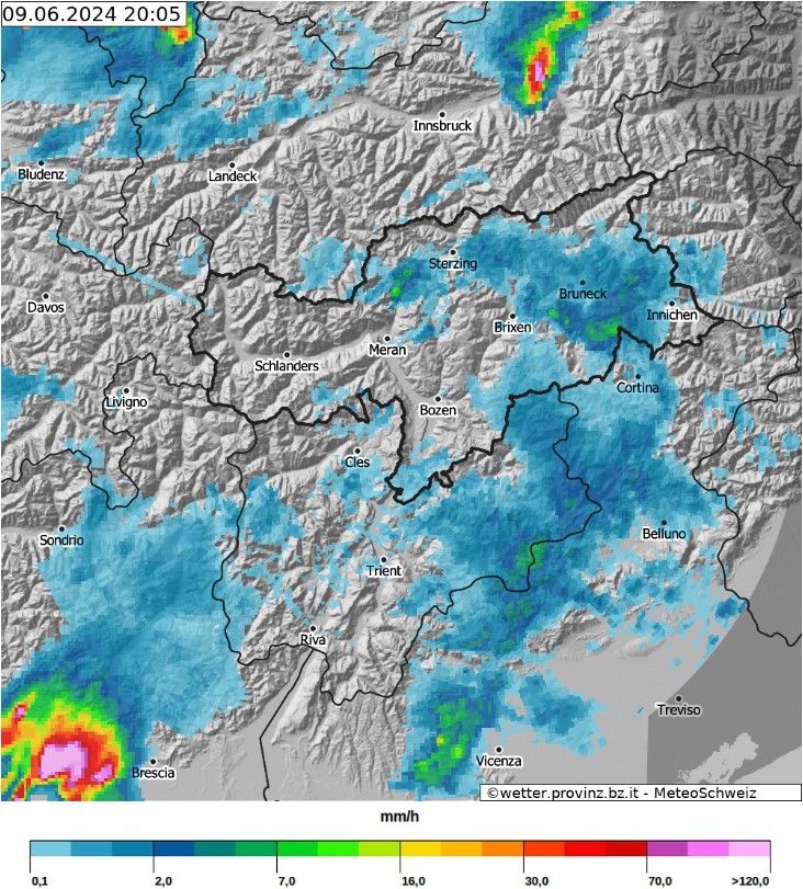 Hätte nicht gedacht mal ein mögliches Hook-Echo auf dem Radar vom Landeswetterdienst Südtirol zu sehen, auch wenn es ganz unten bei Brescia ist. Das sieht mir vor allem nach ordentlich Hagel aus, oder? <a href="/DieterPeterlin/">Dieter Peterlin</a>