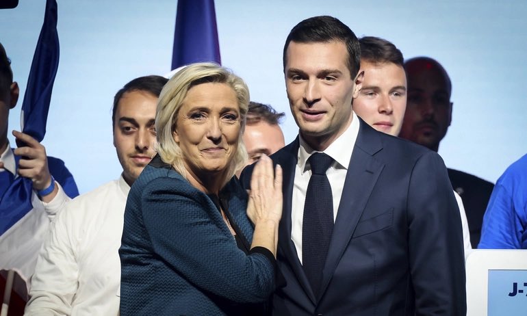 GossipRoomOff's tweet photo. 🚨 Le Rassemblement National de Jordan Bardella arrive en tête avec 31,5% des voix aux Élections Européennes. Un record.

Sur 81 sièges français au Parlement européen, Jordan Bardella devrait en occuper 31. 🗳️🇪🇺🇫🇷 (via TF1 estimations) https://t.co/axOJLsyoG2
