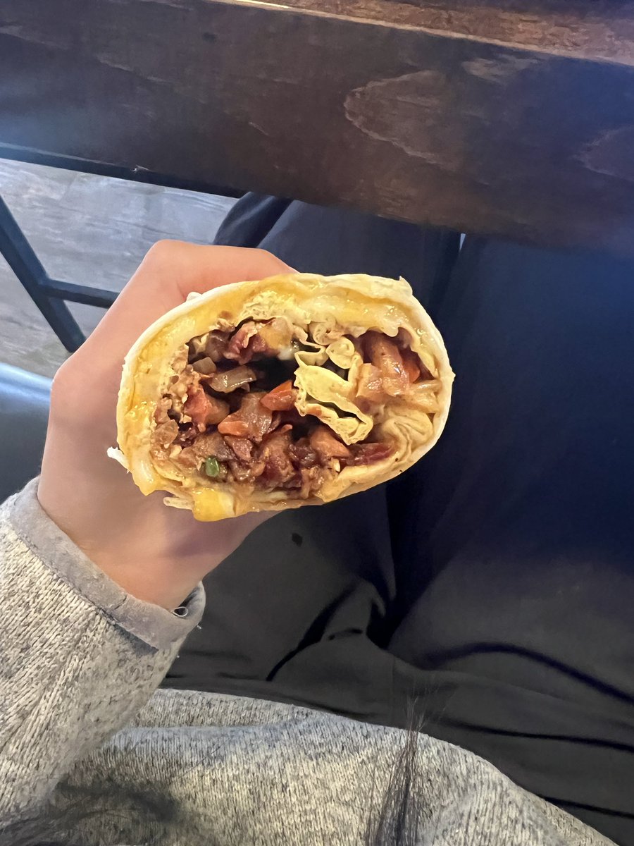 anyacountscals's tweet photo. i mean i eat WHATEVER i want. Yesterday i had a gyro for lunch and 2 pounds of nachos for dinner and i didn’t gain weight. Hiking saved my life i feel https://t.co/z2a1mrQyE6