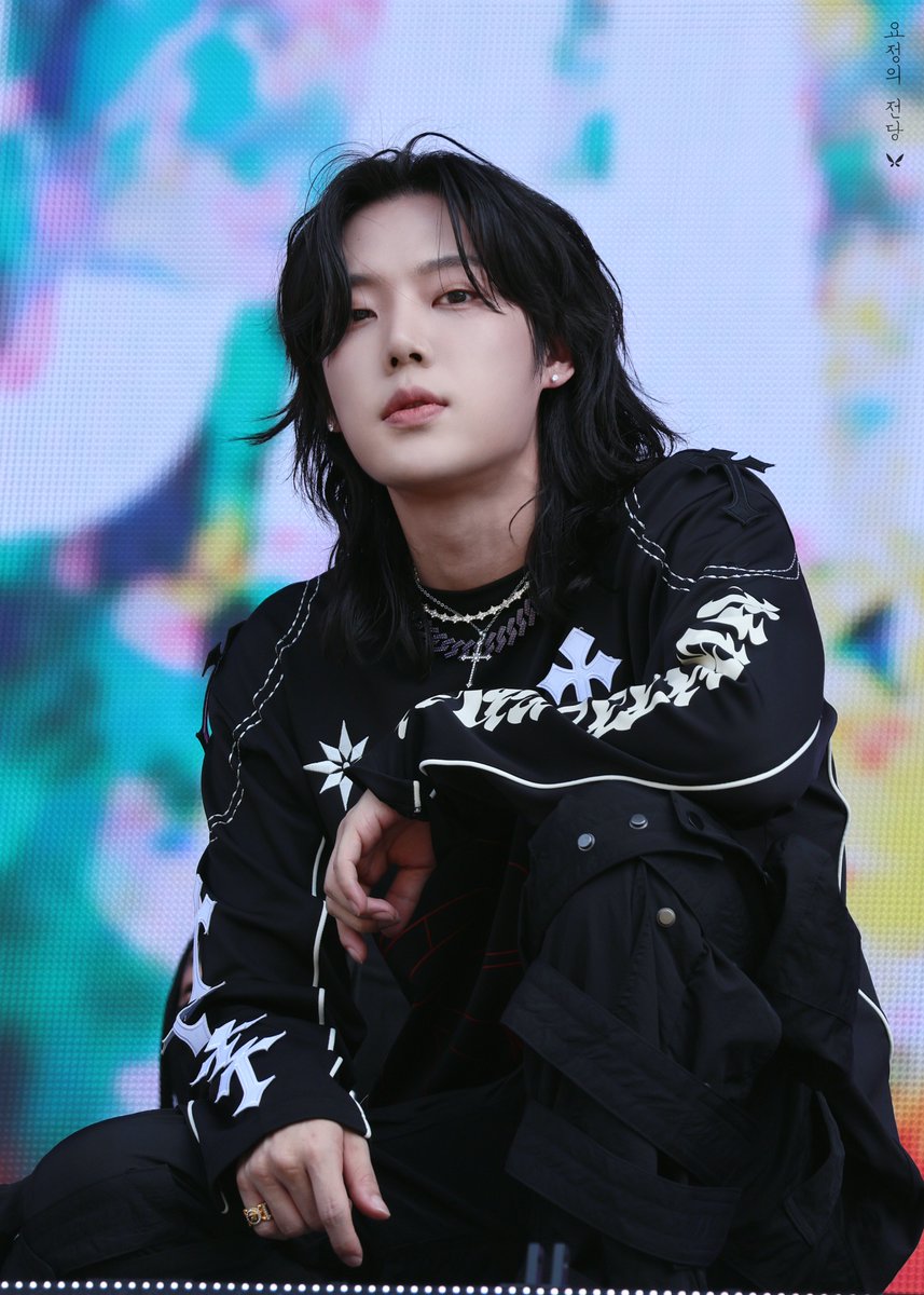 elfjaeho's tweet photo. 240609 UMF Korea 

못 본 새 더 잘생겨진 깜장 고먐미🐈‍⬛🖤

#장이정 #ELCAPITXN #엘캐피탄 #UMF #움프 @elcapitxxn https://t.co/qRBJXR6kWk