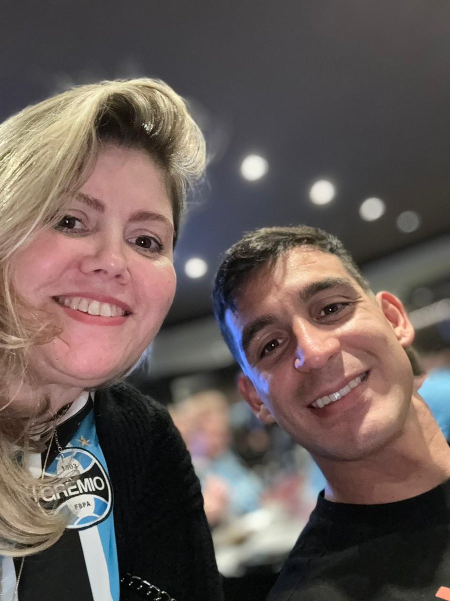 Vanessass1007's tweet photo. E para finalizar a noite inesquecível que passamos com meu time 💙  fui presenteada com esse encontro!! 
Valeu muito os 800 km 
😍😍😍 Encantada! https://t.co/b2UAUFJ1Qf