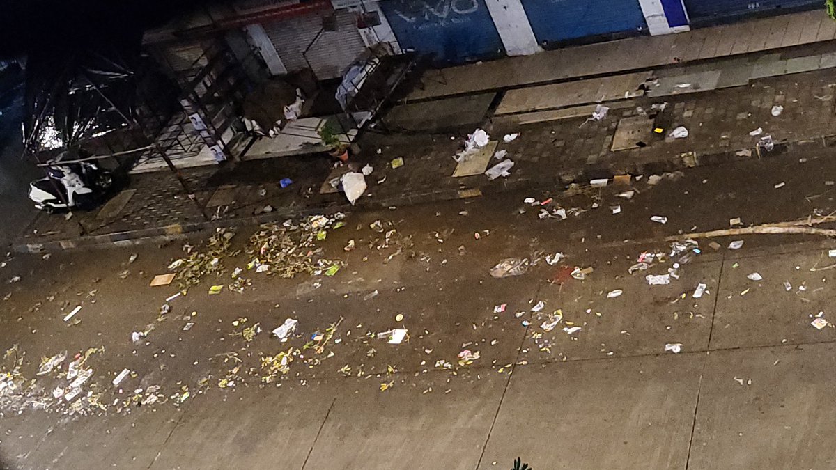viralsanklecha's tweet photo. Litter all over the road. 
This is how swatch Bharat looks like in  #MiraBhayandar #Bhayandarwest #60feetroad #bjp #shivsena #swatchbharat https://t.co/w2CyjYvY1b