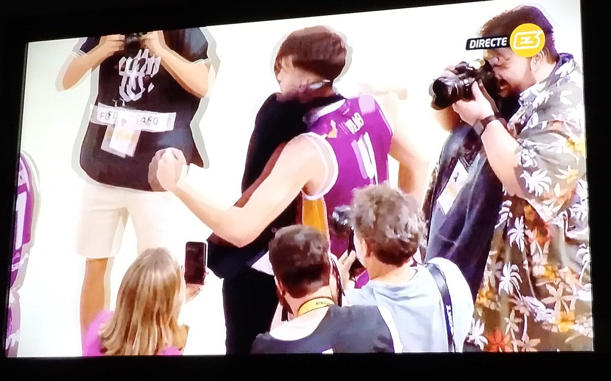 guiuiu's tweet photo. Quan jo estaria pel terra mig desfet per l'emoció o saltant damunt els jugadors del @flleida, el meu estimat @Kleshk és un professional excepcional... Enhorabona crack! https://t.co/6fmAJ4FoNn