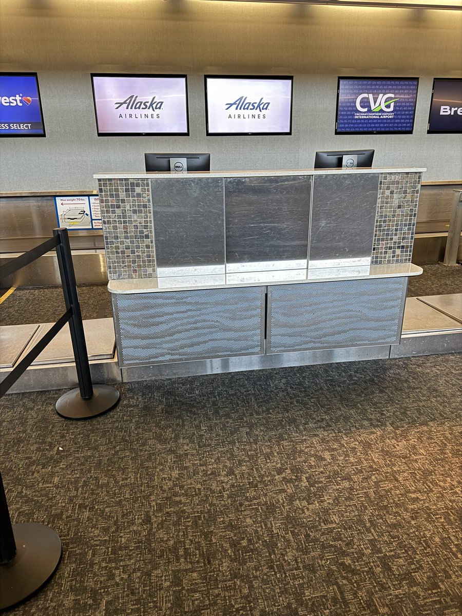 jefe_lenae's tweet photo. Hey @AlaskaAir, how come at @CVGairport people have been waiting since 11:30AM and it is now 2:30PM and there is still no one at the baggage counter? No sign, no one to tell us anything, nothing. https://t.co/B89s4Y7FXx