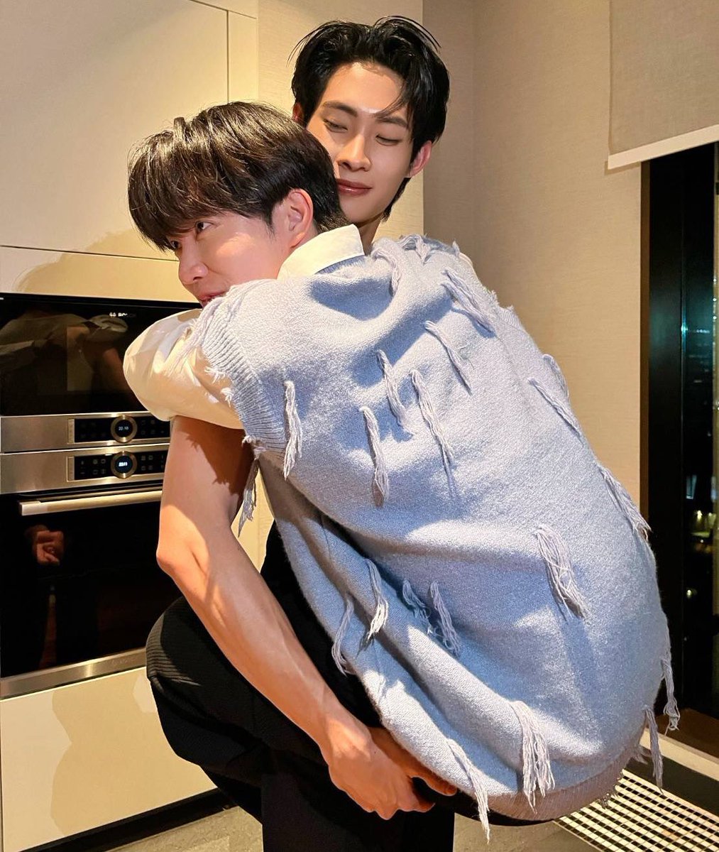 hubboyslove's tweet photo. FOFOS! 🥹 #TutorYim de chameguinho nos bastidores do novo BL #BattleOfTheWriters!

Um autor novato é acusado de plagiar um autor popular, mas ao tentar resolver a situação, é ignorado. Agora, apesar disso, descobre que terão que trabalhar juntos em um projeto. https://t.co/A0UTO37kJl