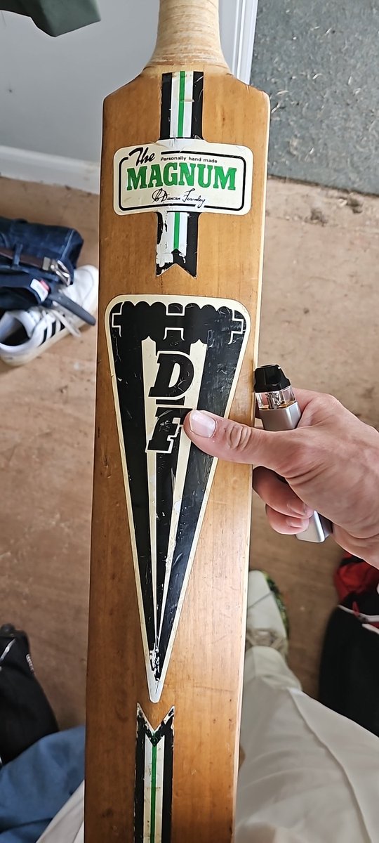 Can anybody help... @fearnleycricket or somebody, need some replacement stickers for this classic old bat, as close to if not originals