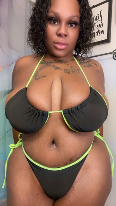 Happy Sunday 🤗💚 here&rsquo;s a free link to my OF 😘 https://t.co/2Ri3bGCNxY offer expires in a week, don&rsquo;t<a href="/tag/tittytuesday"class="tags"><span>#tittytuesday</span></a>