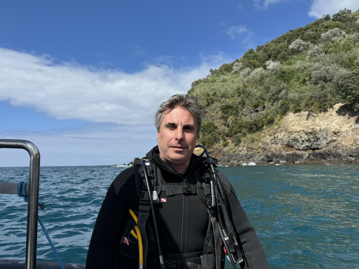 JooCanrio3's tweet image. A wonderful experience diving and sampling in Azores in low deep hydrothermal vents. Testing new protocols and devices to better understand the origin of life on 🌎. All in the scope of the project #Origins with a great team leaded by @ZitaMartins. @cqe_lisboa @istecnico