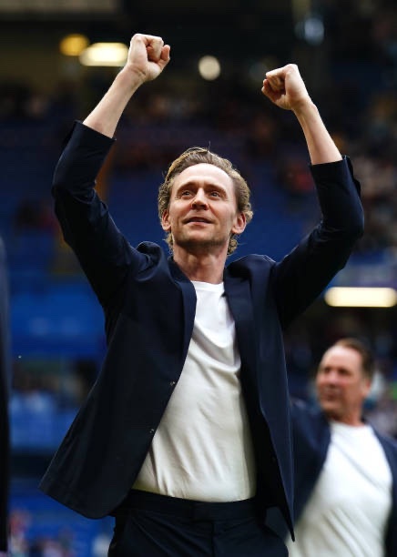 TomHidFansLATAM's tweet photo. Nuevas fotos de Tom‼️
Veamos lo hermoso que luce 😍 el azul marino definitivamente es su color.
#TomHiddleston #SoccerAid #SoccerAid2024 #Twhiddleston #Hiddleslove #hiddlesworld #hiddlesfans #hiddlesarmy #hiddlestoners https://t.co/qzIkalGQSP