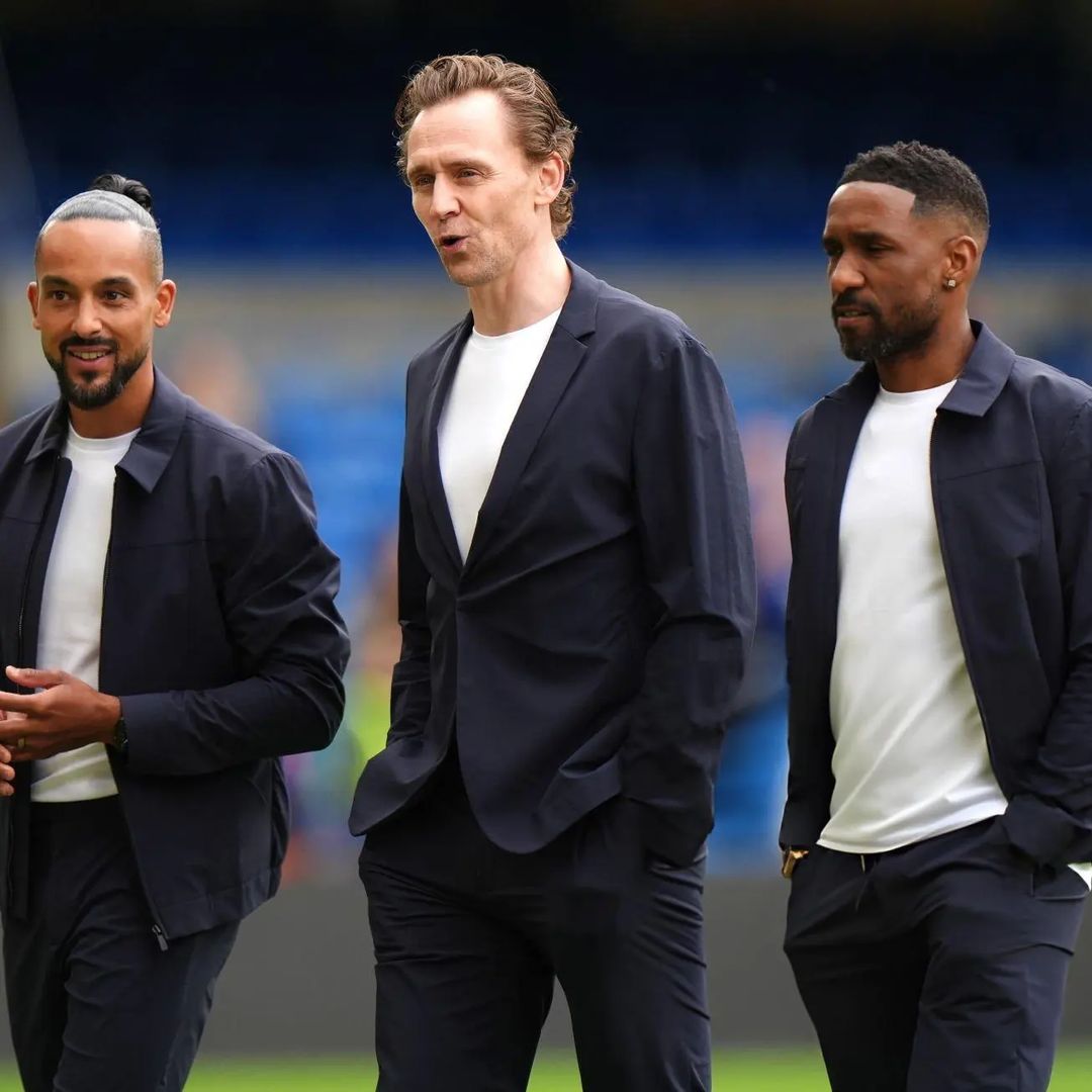 TomHidFansLATAM's tweet photo. Nuevas fotos de Tom‼️
Veamos lo hermoso que luce 😍 el azul marino definitivamente es su color.
#TomHiddleston #SoccerAid #SoccerAid2024 #Twhiddleston #Hiddleslove #hiddlesworld #hiddlesfans #hiddlesarmy #hiddlestoners https://t.co/qzIkalGQSP