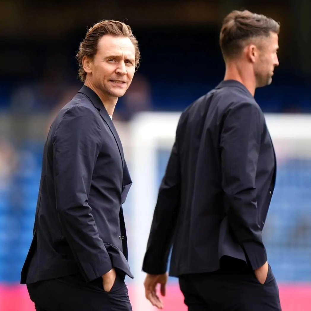 TomHidFansLATAM's tweet photo. Nuevas fotos de Tom‼️
Veamos lo hermoso que luce 😍 el azul marino definitivamente es su color.
#TomHiddleston #SoccerAid #SoccerAid2024 #Twhiddleston #Hiddleslove #hiddlesworld #hiddlesfans #hiddlesarmy #hiddlestoners https://t.co/qzIkalGQSP