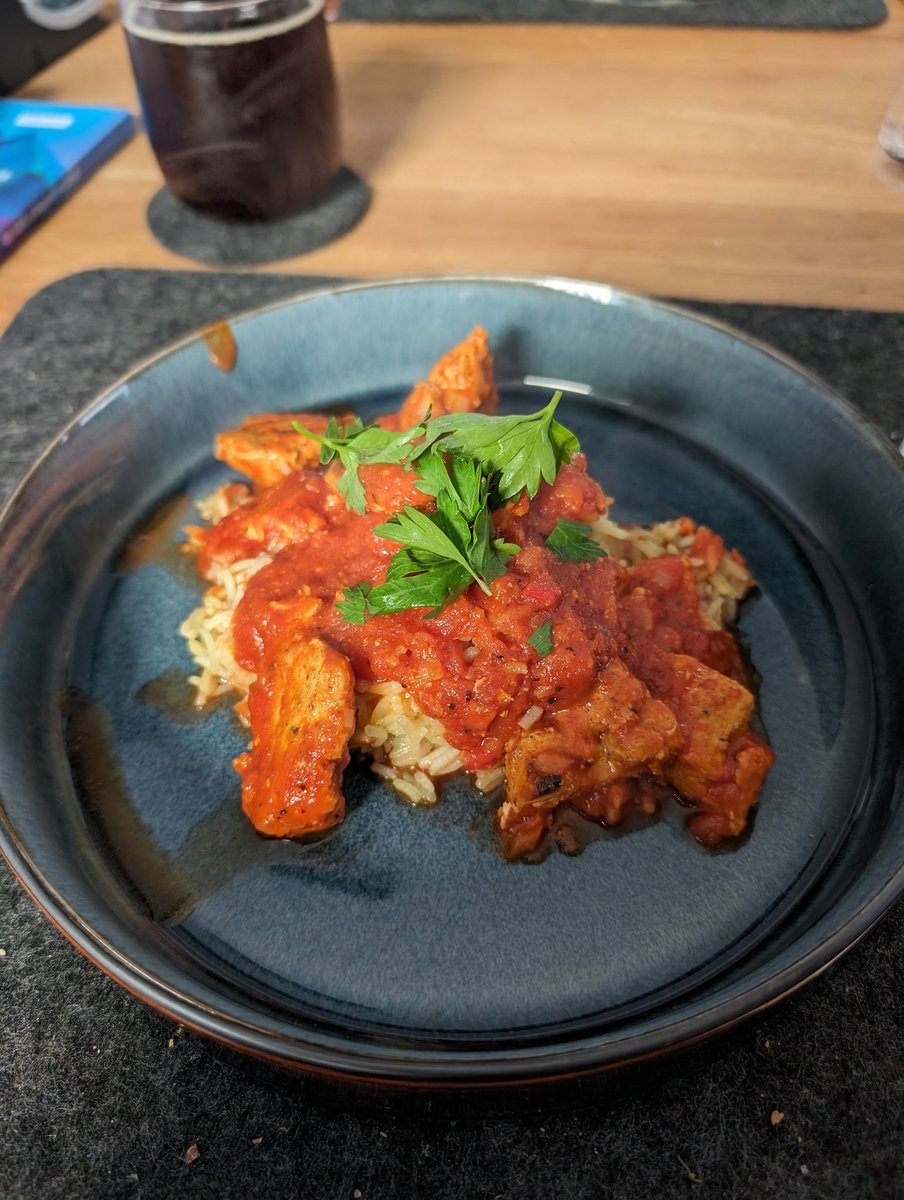 Ungefiltert_Ich's tweet photo. Wollte schöne Fotos droppen. Ich fühls gerade nicht. Deswegen gab es indisch. Gewürzreis, mit Tandoori-Masala. Ewig lange mariniert und der Reis lag den ganzen Tag im Wasser- richtig fluffig, richtig geil
#kitchendude #dinnertime #selfmade https://t.co/1tbbb6pZJd