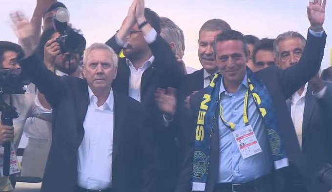 AdBrok3's tweet photo. Büyük Başkan Aziz YILDIRIM. Hiç korkmadın hiç yaşını aldırış etmeden adaylığını koydun. diğer kişiler gibi değil ADAM gibi Ayagını bastın Yumruğunu masaya vurdun Başkan Eyvallah Yolun hep açık olsun

Fenerbahçe 
Kurgu
Acun ılıcalı
Yazıklar
Ali koc 
FB TV https://t.co/KvkgIJj51U