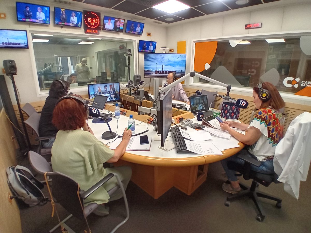 laradiocanaria's tweet photo. 🗳️ #Canarias9J | El 'por dentro' del especial informativo #EleccionesEuropeas 🇪🇺 de la Radio Pública.

🗣️ Carmen Vecino, Víctor Cuesta, María Jesús Lillo, Juanma Bethencourt.
🎙️ @letimartinllare, @Javier_granados 

📡 https://t.co/slYSldLuyo https://t.co/ECHOkAACFv