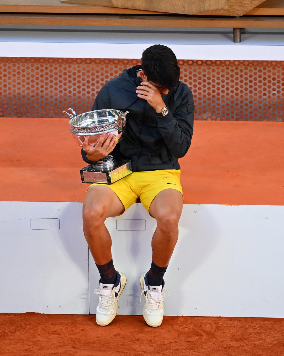 jmgmoron's tweet photo. Solo él sabe lo que le pasaba por la cabeza en ese momento.

Muchos años soñando con sostener ese trofeo que tiene en las manos. Tras unos últimos dos meses muy duros sin poder jugar por una lesión, esto sabe mucho mejor.

Te lo mereces, Carlos. https://t.co/r8u34Zpng4