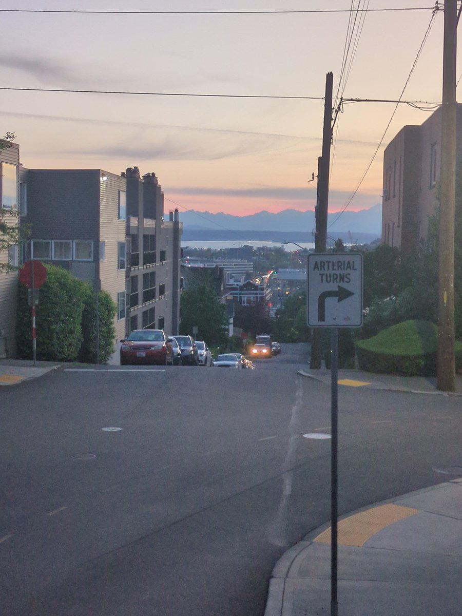 Lucas_Semb's tweet image. The colors, the foliage, the mountains, the ocean, the islands, living in Capitol Hill - really not sure what more you could want.

Living our dream now! 🏙️ And still saw a Griz sticker on a car today!