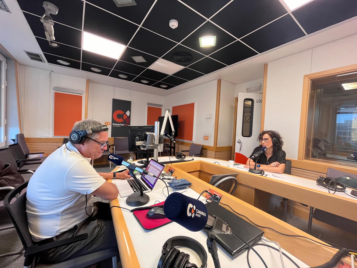 laradiocanaria's tweet photo. 🗳️ #Canarias9J | El 'por dentro' del especial informativo #EleccionesEuropeas 🇪🇺 de la Radio Pública.

🗣️ Carmen Vecino, Víctor Cuesta, María Jesús Lillo, Juanma Bethencourt.
🎙️ @letimartinllare, @Javier_granados 

📡 https://t.co/slYSldLuyo https://t.co/ECHOkAACFv