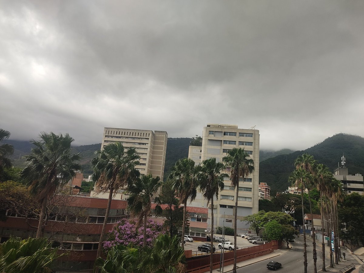 arebolledo85's tweet photo. @Meteovargas Así se ve el Ávila desde San Bernardino a las 2:35 pm https://t.co/G8v1UCEEjf