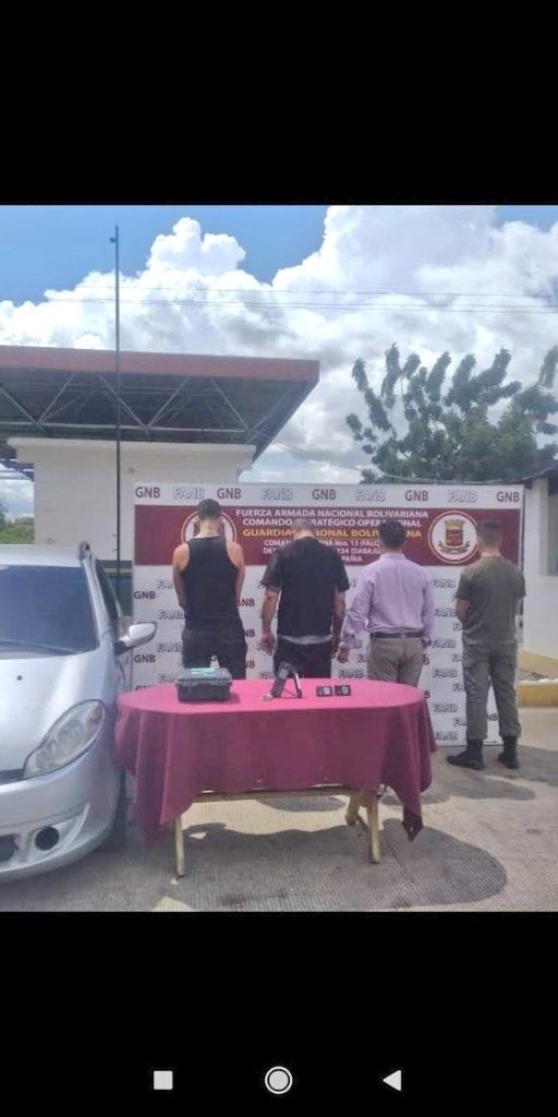 PardoAuris's tweet photo. @TarekWiliamSaab Mi hijo él SM/GNB Darwin Urdaneta preso dsd hace 4 años.( Caso espía gringo). 
Gringo q fue liberad en 2022 y luego el rest d la causa en 2023. MENOS MI HIJO X SER MILITAR. exigimos libertad para el tambien, ahí la prueba d q no es terrorista. Aún sigue preso y sin juicio. DDHH https://t.co/kK4cKbb6Gj