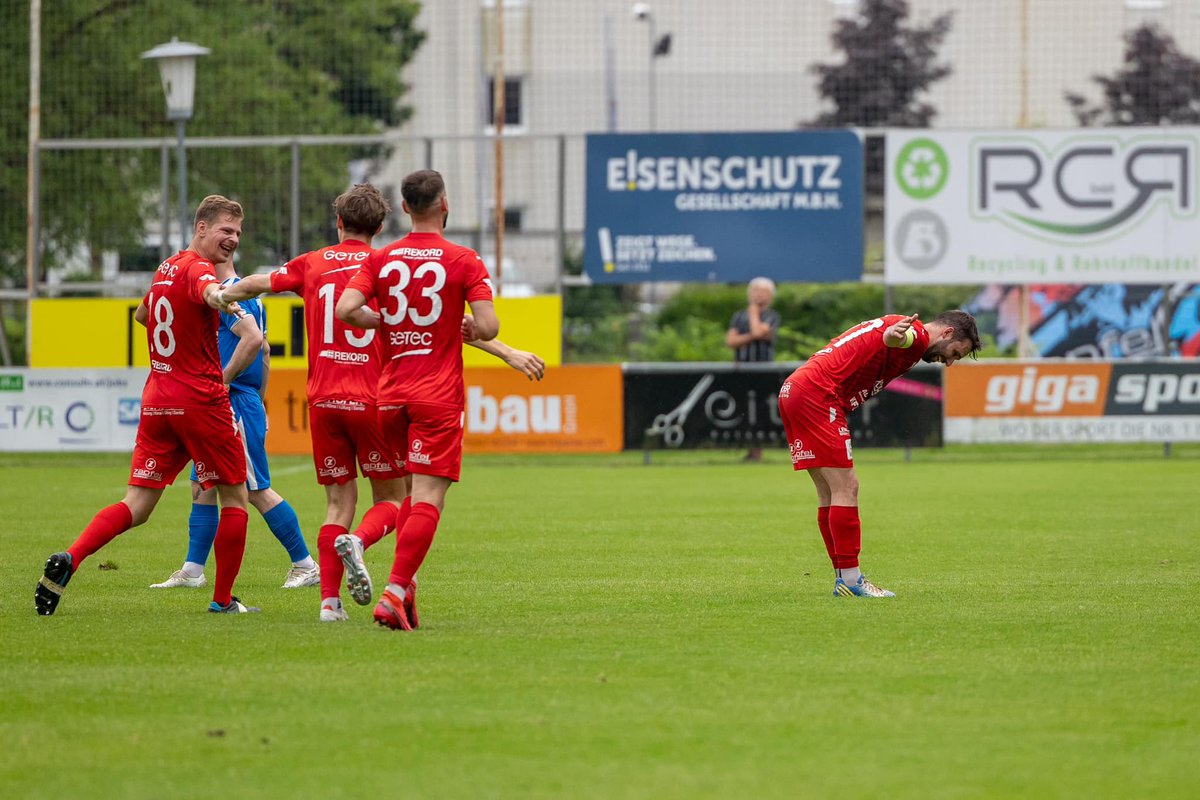 sc_pinkafeld's tweet photo. Christoph Saurer beendete am gestrigen Tag seine eindrucksvolle Karriere und erzielt in 7,5 Jahren und 240 Spielen, 100 Tore für den SCP!

https://t.co/Mqe5G5Xv5B

https://t.co/SL2DcHfLkx

https://t.co/uWgoADGmxh https://t.co/2dcmGH6ybB