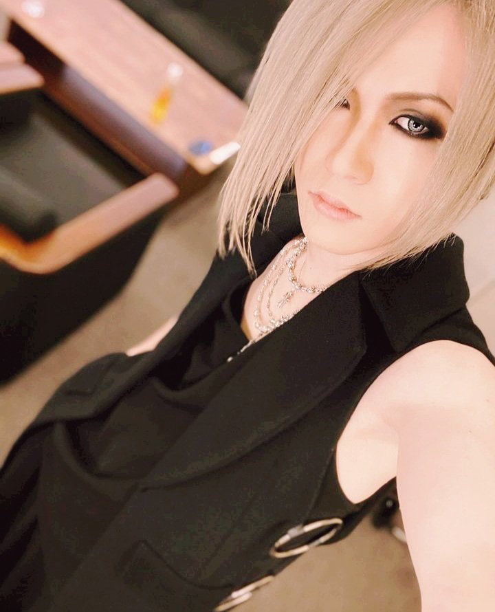 Suzuki_Dany's tweet photo. Happy Birthday Uruha-san 麗!
Note: Sorry for the lack of words Uruha-san I'm very emotional for this moment and don't know what to say 😔
#麗
#HappyURUHAday
#HBD麗
#HappyBirthdayUruha
#theGazettEStayStrong
#theGazettE
#HappyBirthday
#Jun9th
#SixGuns
#sixthguns
#Heresy
#Mexico https://t.co/lrBwbTt7Fi