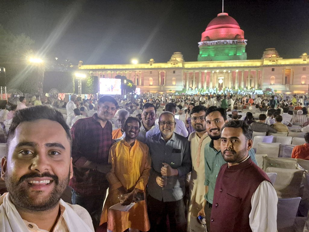 iamberagarwal's tweet photo. Fast forward to 2024, I found myself attending the 3rd swearing-in ceremony of PM @narendramodi Ji. This incredible opportunity came to me through #HamaraAppNaMoApp, of which I’ve been a regular user and volunteer. 3/5 https://t.co/qwgu8Vfuof