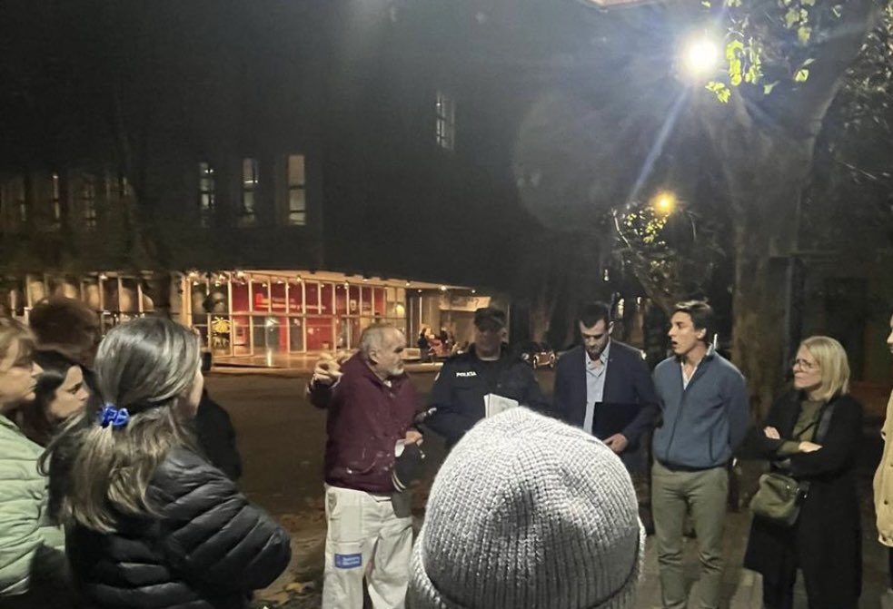 ScopiasS's tweet photo. Gracias por venir al barrio #ParqueRodo a escuchar y a ayudarnos a poder solucionar lo que estamos pasando. Vamos por más momentos así @Maferauer @terra_matias @EricSpektor @ESPACIOCUARENTA https://t.co/yYBuXPZZwF