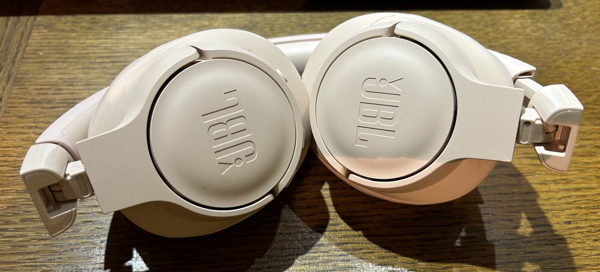 edwigemonroe's tweet photo. Never without my @JBLaudio. https://t.co/J4YFo6V1F6