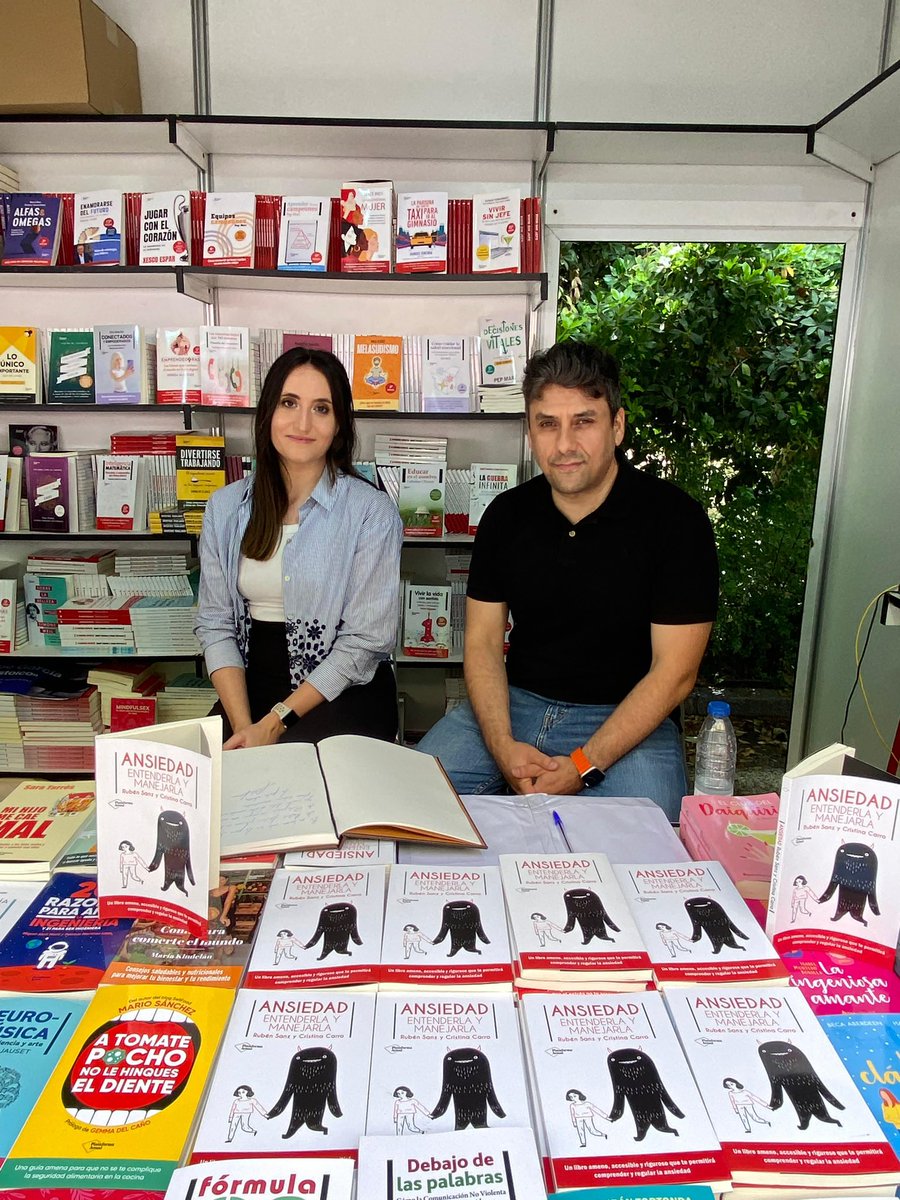 sanz_blasco's tweet photo. 📕Hoy en la Feria del Libro de Madrid. Gracias a todos los que se han acercado a vernos con tanto cariño y a los lectores que han decidido dedicar un rato de sus vidas a leer nuestro libro. Y, gracias a la familia de @PlataformaEdit por hacer que los libros brillen mucho más. https://t.co/cuObQu51K6