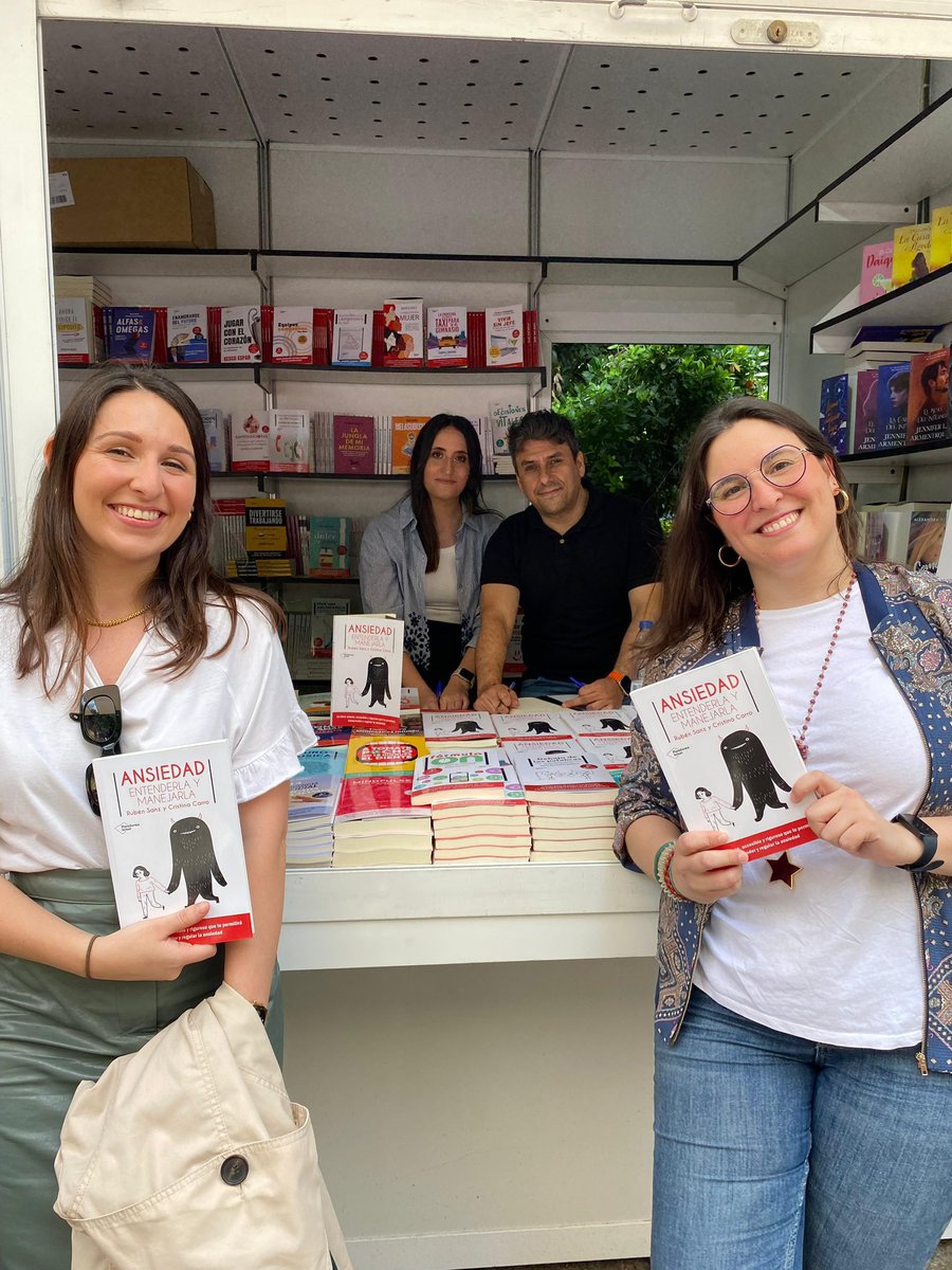 sanz_blasco's tweet photo. 📕Hoy en la Feria del Libro de Madrid. Gracias a todos los que se han acercado a vernos con tanto cariño y a los lectores que han decidido dedicar un rato de sus vidas a leer nuestro libro. Y, gracias a la familia de @PlataformaEdit por hacer que los libros brillen mucho más. https://t.co/cuObQu51K6