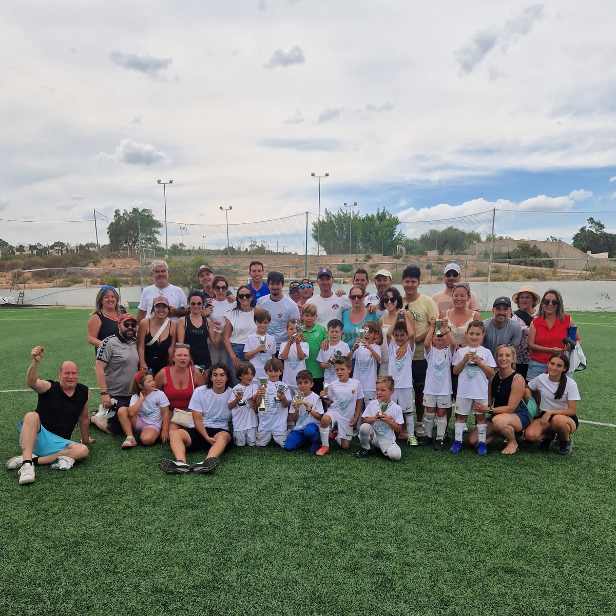 futbolbaseECF's tweet photo. 🏆 Torneo Faler

▶️ Grupos

🆚 Elche Dream (3-0)✅
🆚 Costa City (2-0)✅
🆚 Garra (2-1)✅
🆚 Costa City (0-1) ✖️

▶️ Semis
🆚 Costa City (3-1)✅

▶️ Final
🆚Pablo Iglesias (3-1)✅

🙌 ¡Prebenjamín C, CAMPEÓN! https://t.co/oZ93aXu3rQ