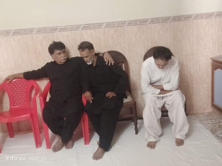 Afaqi312486's tweet photo. چیئرمین مہاجر قومی موومنٹ آفاق احمد بھائی میڈیا آرگنائزر عامر صدیقی بھائی کے والد صاحب کے انتقال پر تعزیت کے سلسلے گھر آمد دیگر مرکزی رہنما بھی موجود،

#Mohajirqaumimovement 
#Mohajir #MQM #karachi #SUGF
@ChairmanMQMPak https://t.co/nncirzvLwX